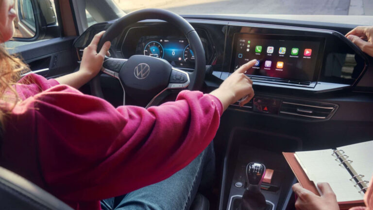 cdd0911_vw_caddy_innovision_cockpit_feature_2 (1)