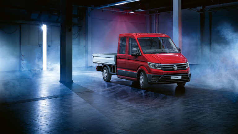 cr1049_vw_crafter_dropside_van_garage_load_securing_16x9_7680x4320_min