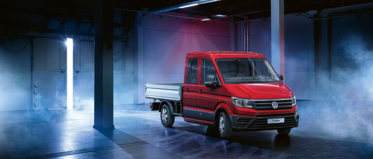 cr1049_vw_crafter_dropside_van_garage_load_securing_16x9_7680x4320_min-copy