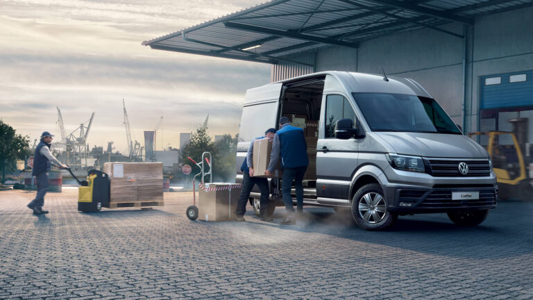 cr1243_vw_crafter_delivery_van_loading_16x9_7680x4320_min